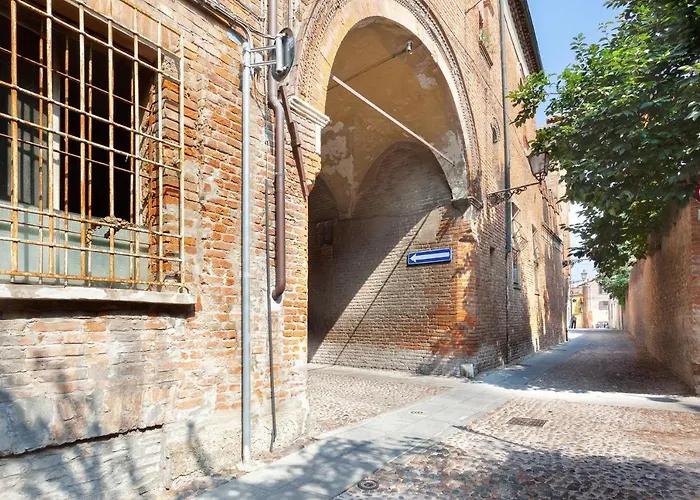 Guesthost - Casa Dell'archivolto Con Garage * Ferrare